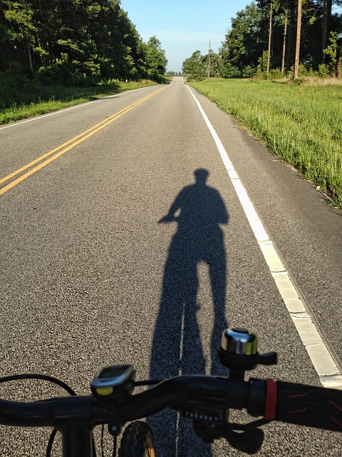 shadow-of-cyclist-139581_640.jpg